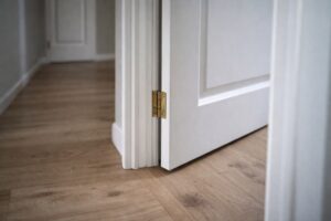 Czemu drzwi wewnętrzne same się domykają mimo równej podłogi