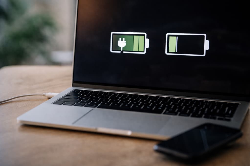 Dlaczego komputer działa wolniej na baterii niż na zasilaniu mimo tych samych ustawień