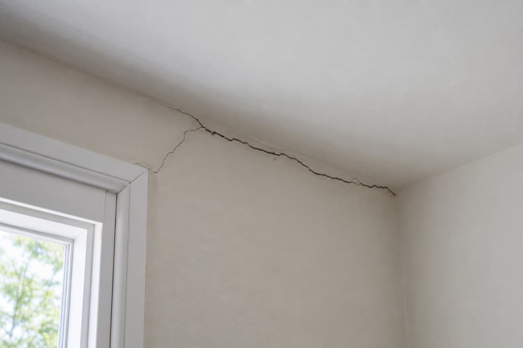Dlaczego ściany w nowych mieszkaniach pękają przy suficie, choć budynek wygląda solidnie?